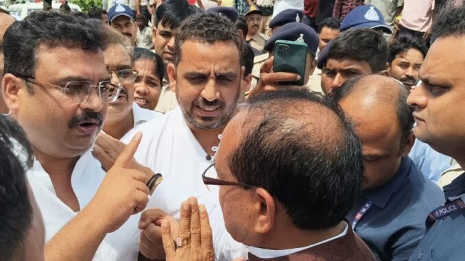 सतना में खाद की किल्लत को लेकर कांग्रेस कार्यकर्ताओं ने शिवराज को दिखाए काले झंडे