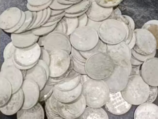बाराबंकी में भवन को तोड़ने के दौरान चांदी के सिक्के मिले, पुलिस ने जब्त किये