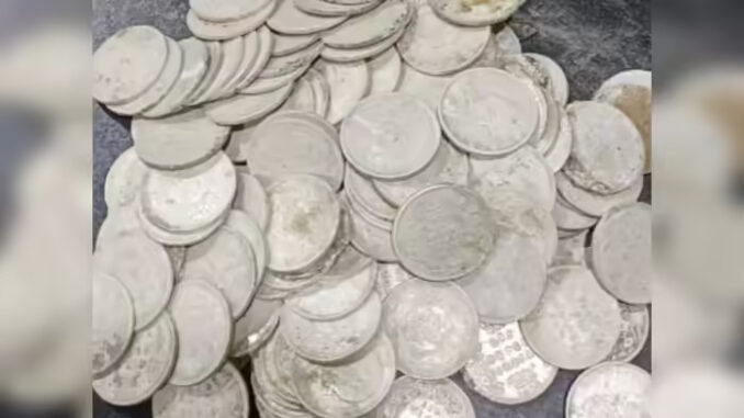 बाराबंकी में भवन को तोड़ने के दौरान चांदी के सिक्के मिले, पुलिस ने जब्त किये