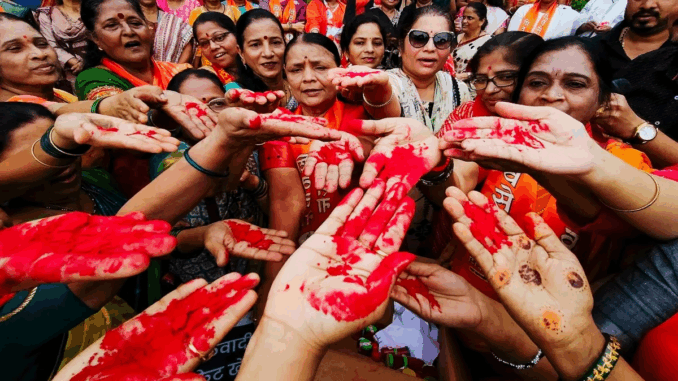 विपक्षी दलों ने भारत-पाक मैच के खिलाफ प्रदर्शन किया