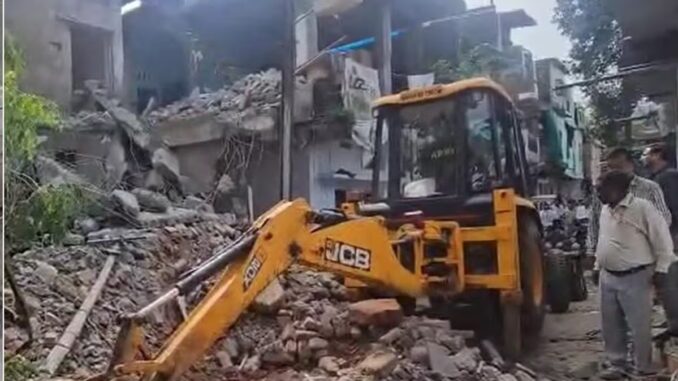 भोपाल कॉलेज छात्रा दुष्कर्म मामला : अधिकारियों ने दो आरोपियों के घर ध्वस्त किये