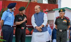 राजनाथ सिंह ने सेना मुख्यालय ईकाई द्वारा संचालित कैंटीन में विशेष स्वच्छता अभियान में भाग लिया