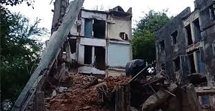 जबलपुर में बीएसएनएल की इमारत का एक हिस्सा ढहा, एक व्यक्ति घायल