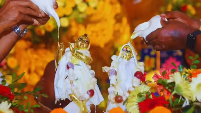 मथुरा में धूमधाम से मनाया गया ‘राधा अष्टमी’ का पर्व, वृषभानु दुलारी के जन्म पर महिलाओं ने गाए मंगलगीत