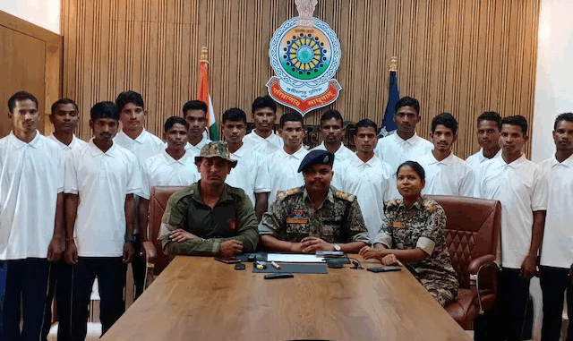 छत्तीसगढ़ के नारायणपुर में 16 नक्सलियों ने आत्मसमर्पण किया