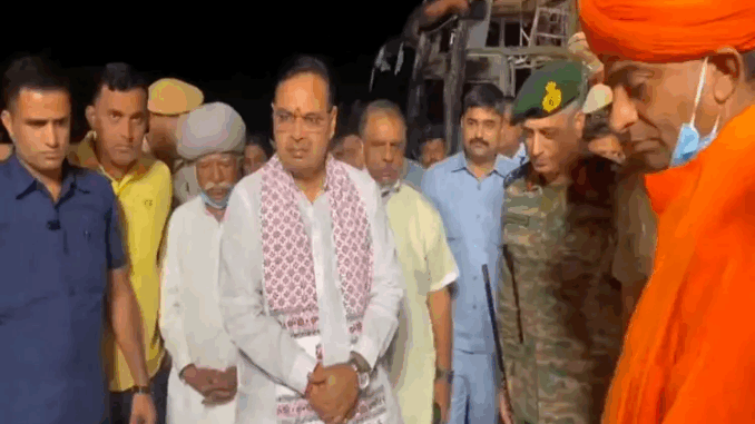 गढ़चिरौली में 61 नक्सलियों ने फडणवीस की मौजूदगी में आत्मसमर्पण किया