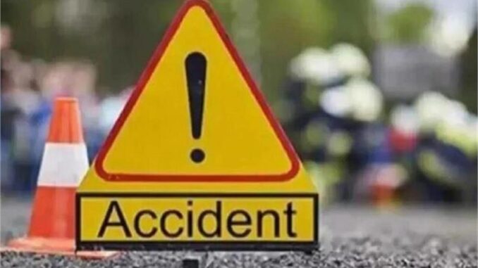 इंदौर में भीषण सड़क हादसा : कार-वैन की टक्कर में चार लोगों की मौत, तीन घायल