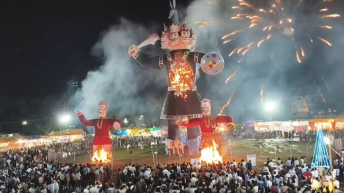 कटनी : कैमोर में हुआ प्रदेश का सबसे विशाल रावण दहन, इलेक्ट्रॉनिक तीर से जला अहंकारी रावण