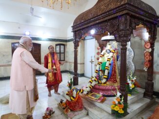 प्रधानमंत्री मोदी ने सीआर पार्क के दुर्गा पूजा पंडाल में देवी की अराधना की