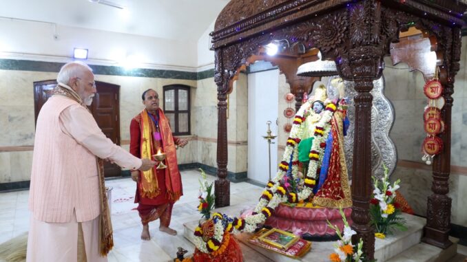 प्रधानमंत्री मोदी ने सीआर पार्क के दुर्गा पूजा पंडाल में देवी की अराधना की