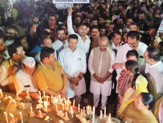 मध्यप्रदेश : जहरीली कफ सिरप से बच्चों की मौत के विरोध में कांग्रेस ने निकाला कैंडल मार्च