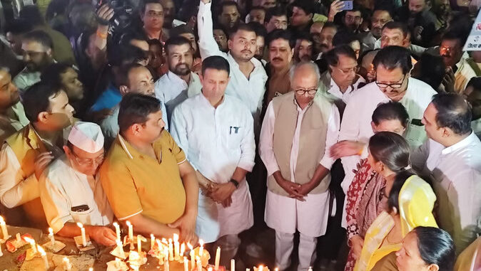 मध्यप्रदेश : जहरीली कफ सिरप से बच्चों की मौत के विरोध में कांग्रेस ने निकाला कैंडल मार्च