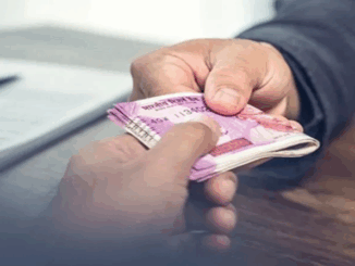 सील गोदाम खोलने की मंजूरी के बदले कबाड़ी से घूस लेते पकड़े गए दो सरकारी कर्मचारी