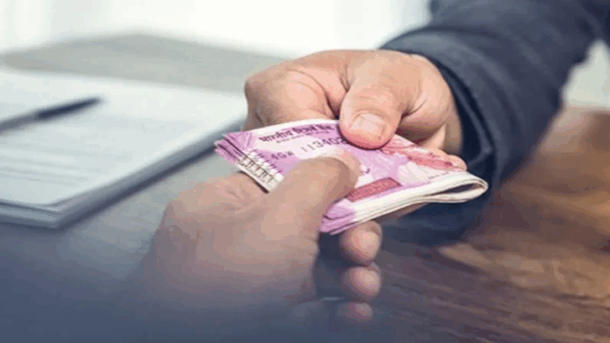 सील गोदाम खोलने की मंजूरी के बदले कबाड़ी से घूस लेते पकड़े गए दो सरकारी कर्मचारी