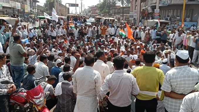 बुरहानपुर में केले की सही कीमत दिलाने की मांग को लेकर किसान ने अर्धनग्न रहने का संकल्प लिया