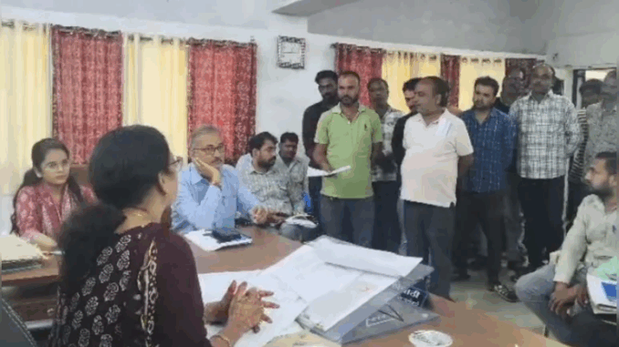 चंदेरी नगरपालिका के 153 दैनिक वेतनभोगी कर्मचारियों को हटाया गया, धर्मांतरण की चेतावनी दी