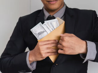 सेवानिवृत्त अधिकारी के ठिकानों पर छापे, आठ करोड़ रुपये से ज्यादा की संपत्तियों के सुराग मिले