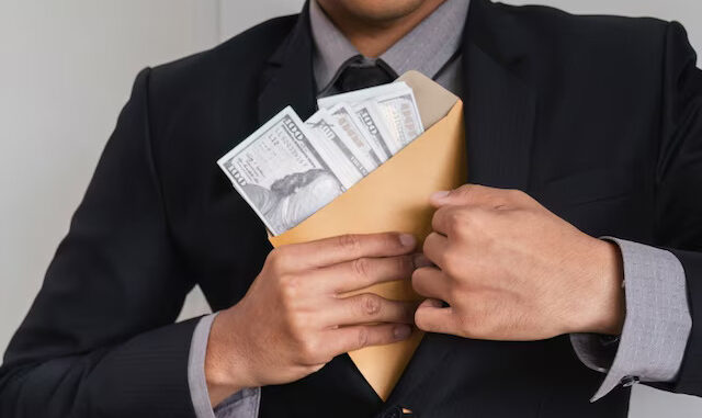 सेवानिवृत्त अधिकारी के ठिकानों पर छापे, आठ करोड़ रुपये से ज्यादा की संपत्तियों के सुराग मिले