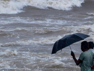 मोंथा चक्रवात के आंध्र प्रदेश के तट से गुजरने के बाद विजयवाड़ा में भारी बारिश