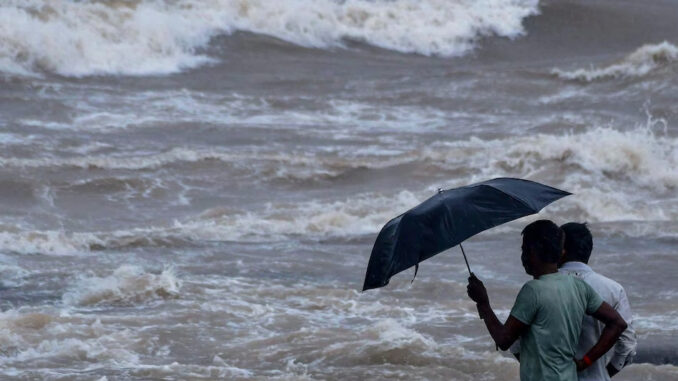 मोंथा चक्रवात के आंध्र प्रदेश के तट से गुजरने के बाद विजयवाड़ा में भारी बारिश