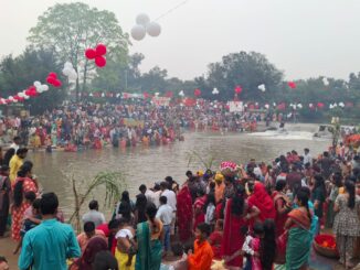 कटनी : लोक आस्‍था के पर्व छठ पर महिलाओं ने अस्‍ताचलगामी सूर्य को दिया अर्घ्‍य, घाटों पर उमड़े श्रद्धालु