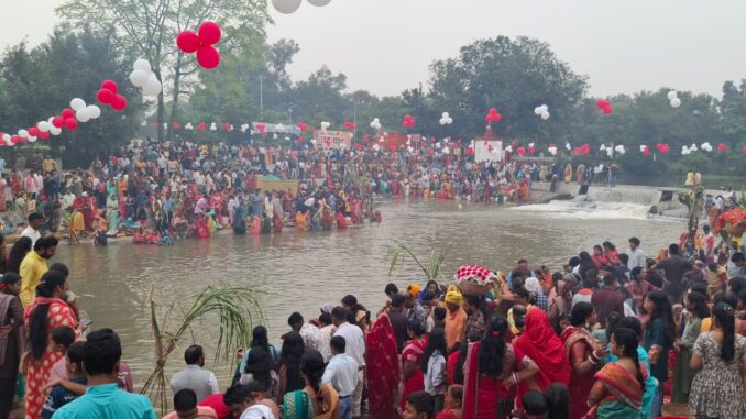 कटनी : लोक आस्‍था के पर्व छठ पर महिलाओं ने अस्‍ताचलगामी सूर्य को दिया अर्घ्‍य, घाटों पर उमड़े श्रद्धालु