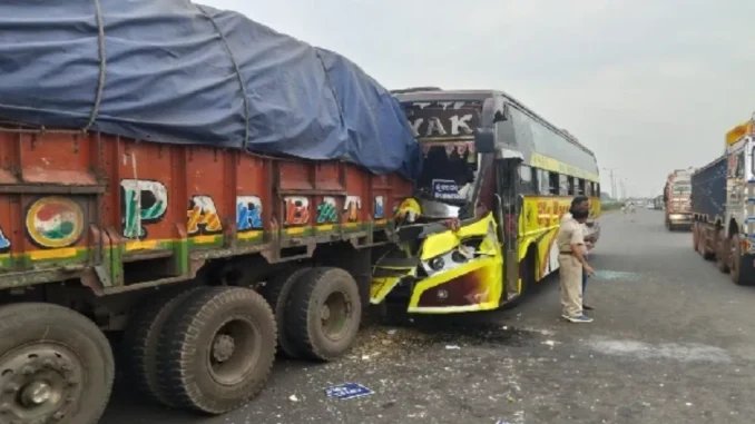 ओडिशा में बस ने खड़े ट्रक को टक्कर मारी, दो लोगों की मौत, सात घायल