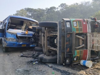 रायसेन में बस और ट्रक के बीच टक्कर में 12 लोग घायल