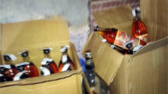 टीकमगढ़ में पत्रकार से 2.5 लाख रुपये की अवैध शराब बरामद, गिरफ्तार