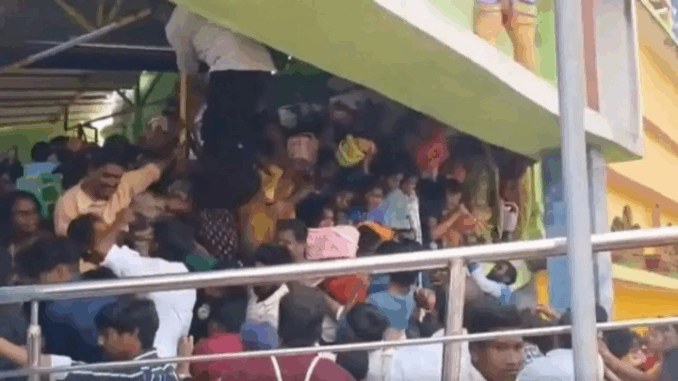 आंध्रप्रदेश के काशीबुग्गा मंदिर में भगदड़ मचने से कम से कम सात लोगों की मौत