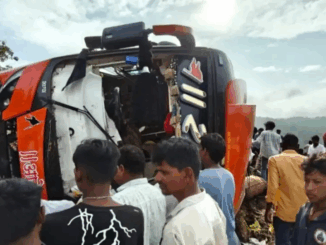 बड़वानी में तीर्थयात्रियों को ले जा रही बस पलटने से एक की मौत, 55 घायल