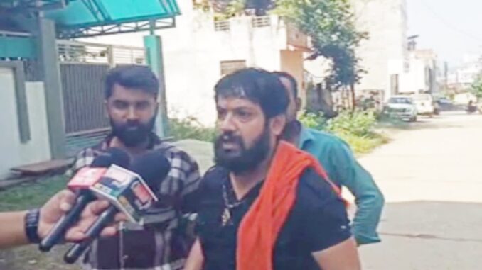 सीधी में दक्षिणपंथी कार्यकर्ताओं ने सिविल सर्जन पर स्याही फेंकी, चार लोग गिरफ्तार