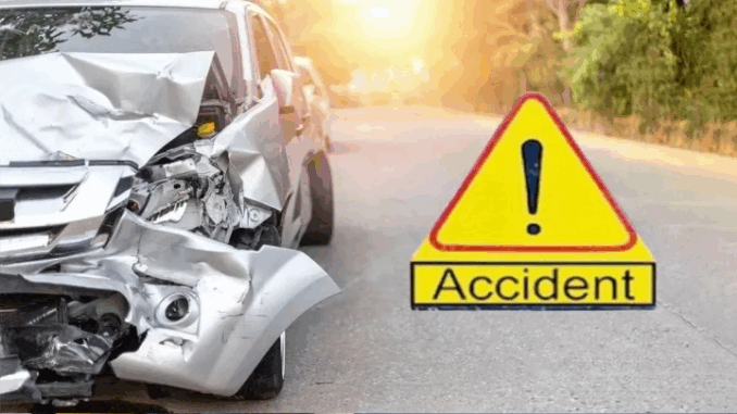 गुना सड़क हादसा : तेज रफ़्तार कार और ट्रक की टक्कर, तीन लोगों की मौत, चार घायल