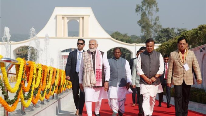 प्रधानमंत्री मोदी ने गुवाहाटी में स्मारक पर असम आंदोलन के शहीदों को श्रद्धांजलि दी