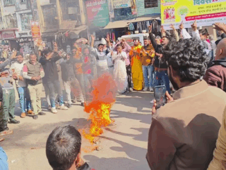 कटनी : विश्व हिन्दू परिषद बजरंग दल ने बांग्लादेश का पुतला दहन कर जताया विरोध