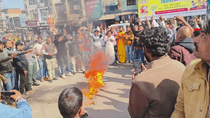 कटनी : विश्व हिन्दू परिषद बजरंग दल ने बांग्लादेश का पुतला दहन कर जताया विरोध