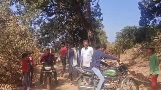 सड़क नहीं तो वोट नहीं : देवरी-हटाई- बछौली मार्ग पर ग्रामीणों का फूटा गुस्सा, स्कूली बच्चों के साथ सड़क पर उतरे