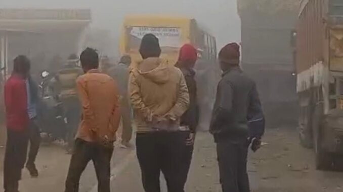 स्कूल बस को ट्रक ने मारी ठोकर एक छात्र गंभीर घायल,19 बच्चे बाल बाल बचे