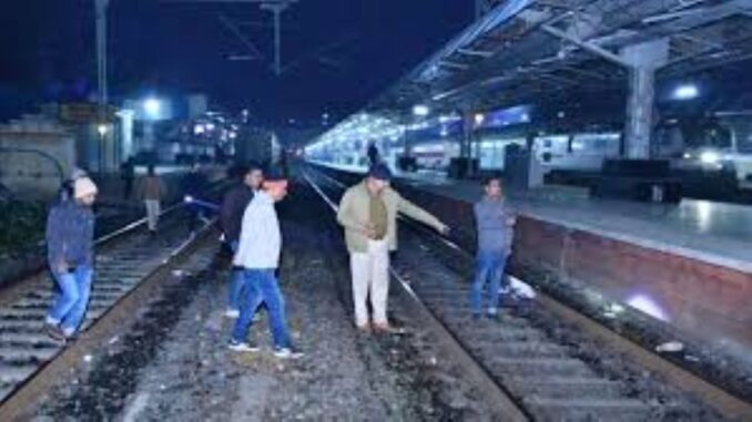 जबलपुर में मालगाड़ी की चपेट में आने से महिला और 4 साल के बच्चे की मौत, 4 घायल