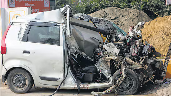 मऊ में सड़क हादसे में युवक की मौत, आक्रोशित परिजनों ने जाम लगाया