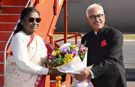 मणिपुर : राष्ट्रपति मुर्मू ने इंफाल स्थित नुपी लाल स्मारक पर पुष्पांजलि अर्पित की