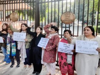 उन्नाव बलात्कार मामला : सेंगर की सजा के निलंबन के विरोध में दिल्ली उच्च न्यायालय के बाहर प्रदर्शन