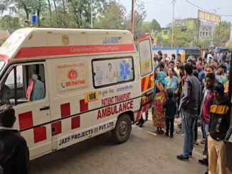 जीप-स्कूल वैन की भिड़ंत में छात्रा की मौत, 11 बच्चे घायल