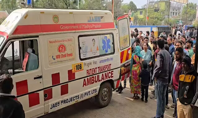 जीप-स्कूल वैन की भिड़ंत में छात्रा की मौत, 11 बच्चे घायल