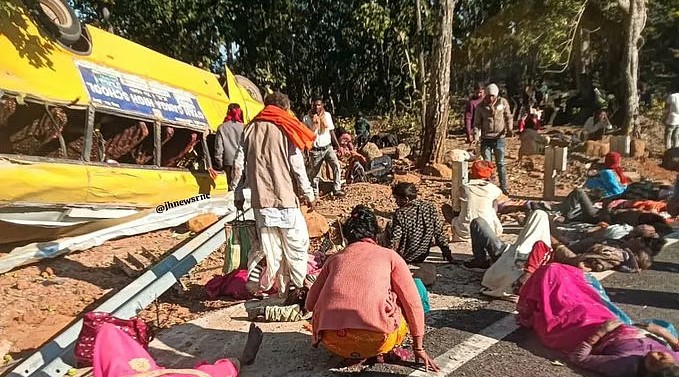 झारखंड के लातेहार में बारात ले जा रही बस पलटी; नौ लोगों की मौत, 80 घायल