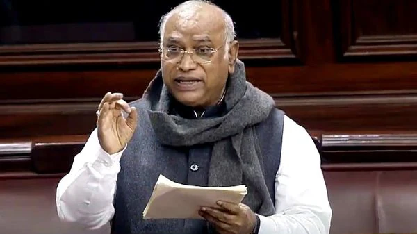 राज्यसभा में खरगे ने कार्यस्थलों पर जाति आधारित भेदभाव को लेकर जताई चिंता