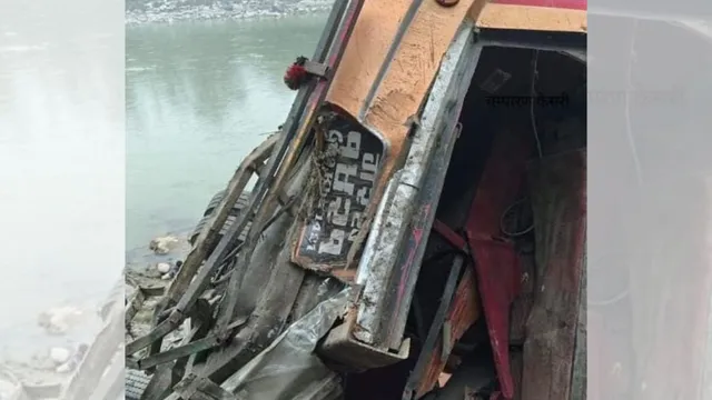 नेपाल के धाडिंग में बस दुर्घटना में 17 लोगों की मौत