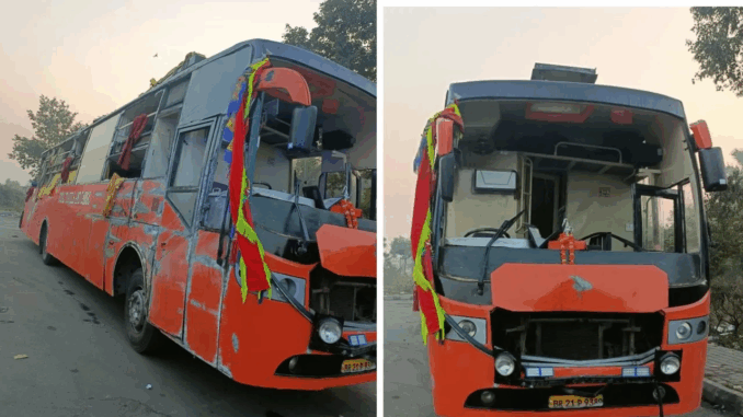 कन्नौज में आगरा एक्सप्रेस-वे पर डिवाइडर से टकराकर डबल डेकर बस पलटी, 40 यात्री घायल