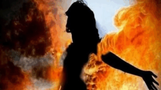 सीहोर में आदिवासी महिला ने किया आत्मदाह का प्रयास, ग्रामीणों ने बचाया