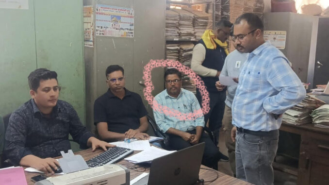 जिला पंचायत कटनी के लेखापाल को 5000 रुपये की रिश्वत लेते लोकायुक्त ने दबोचा